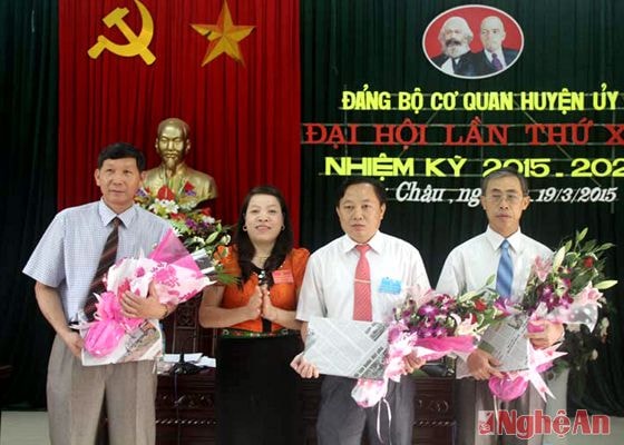 Tặng hoa cho các đòng chí trong Ban chấp hành nhiệm kỳ 2010 - 2015 không tái cử.