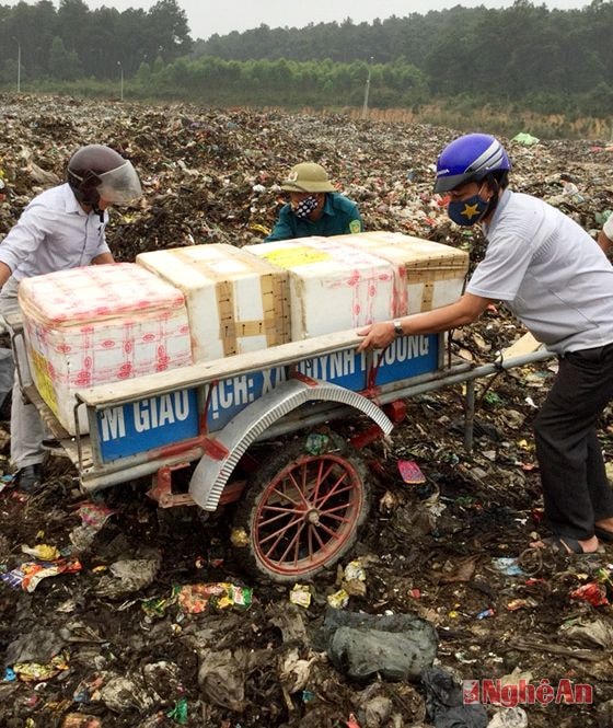 Vận chuyển hàng hóa vào bãi rác Ngọc Sơn để tiêu hủy