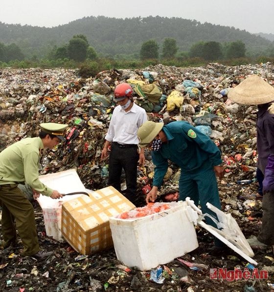 Lực lượng chức năng đang tiên hành tiêu hủy số hàng hóa không rõ nguồn gốc