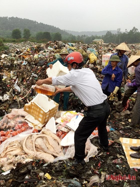 Phun dầu vào lô hàng để tiêu hủy