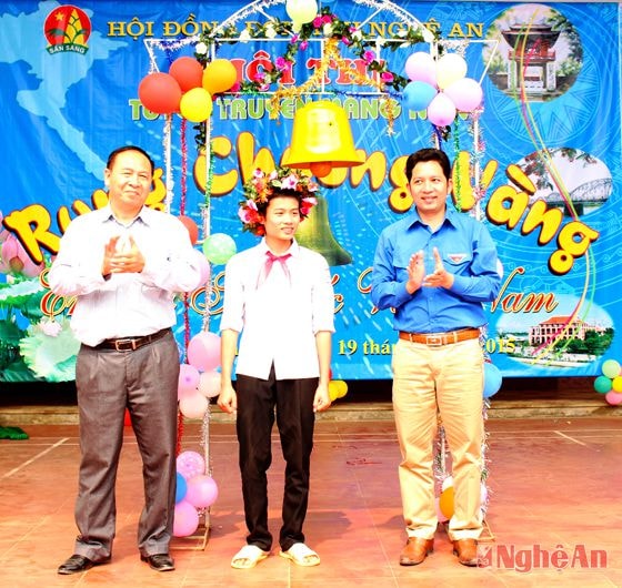 Đồng chí Dương Hoàng Vũ – Phó BT Tỉnh đoàn, Chủ tịch Hội đồng đội tỉnh trao phần thưởng cho em Hồ Đức Thành xuất sắc giành giải cao nhất và rung chuông vàng tại Hội thi