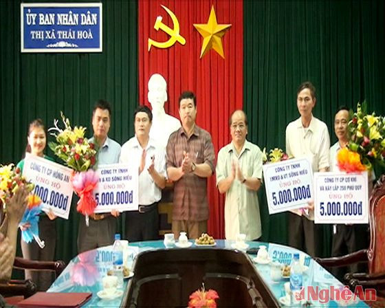 Tiếp nhận tiền ủng hộ của các doanh nghiệp