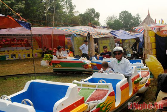 Người lớn và trẻ em tham gia các trò chơi tại lễ hội