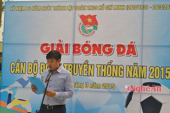 Đại diện Ban Tổ chức giải tuyên bố khai mạc và công bố điều lệ giải bóng đá