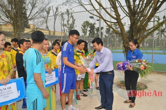 Đại diện Ban Thanh niên Tỉnh đoàn tặng hoa cho các đội bóng