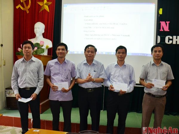 Lãnh đạo Báo Nghệ An tặng quà cho các cộng tác viên xuất sắc trong đợt tập huấn.