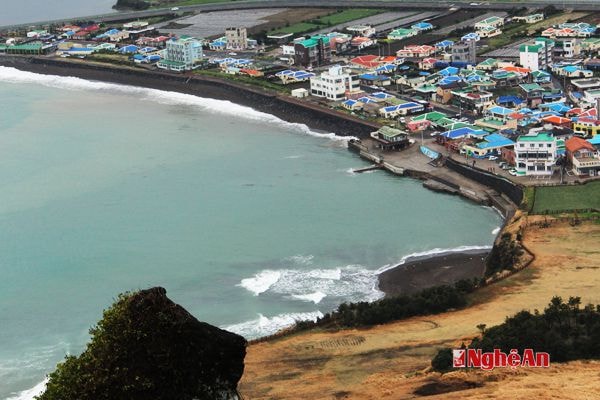 Bãi biển dưới chân núi Thành Sơn