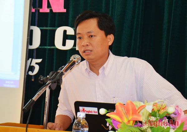 Trưởng phòng Báo Nghệ An điện tử trực tiếp hướng dẫn kỹ năng viết tin, bài, ảnh cho cộng tác viên.