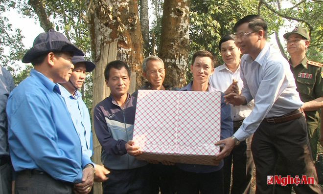 Trưởng Ban chỉ đạo 1234 Quân khu tặng quà cho già làng trưởng bản và người cung cấp thông tin tại huyện Sầm Nưa, Hủa Phăn – Lào.  