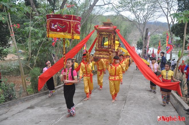 Lễ rước trong Lễ hội Đền Vạn - Cửa Rào.