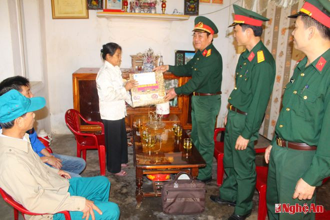Đại tá Nguyễn Xuân Giáp tặng quà cho Cụ Nguyễn Thị Cúc (Vợ liệt sĩ) ở xóm 5