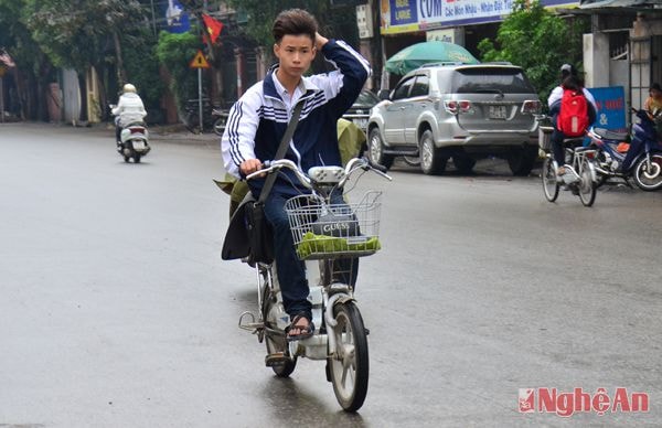 Học sinh không đội mũ bảo hiểm khi tham gia giao thông (ảnh chụp trên đường Phong Định Cảng, TP.Vinh) 