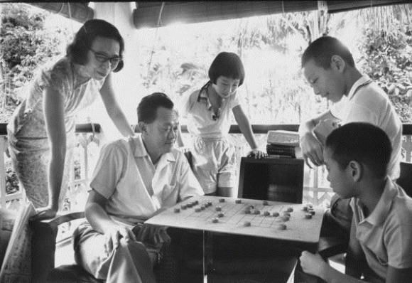 Ông Lý Quang Diệu chơi cờ cùng các con vào năm 1965. Ảnh AFP
