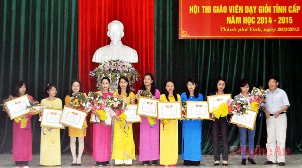 Tặng giấy khen các giáo viên có kết quả xuất sắc.