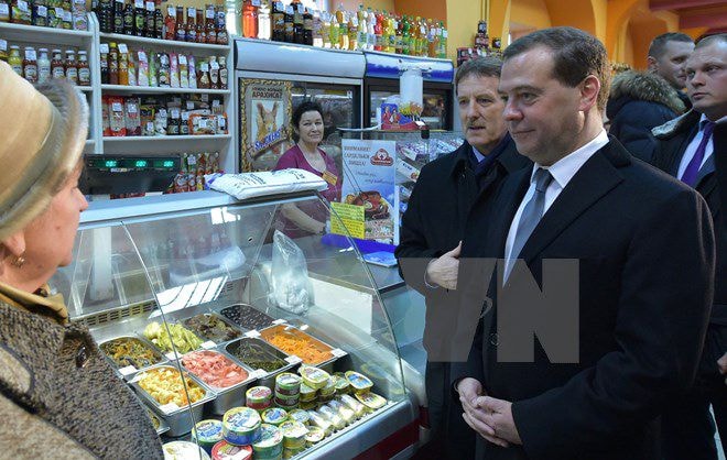 Thủ tướng Nga Dmitry Medvedev (thứ 3, phải) trò chuyện với người dân tại một cửa hàng thực phẩm ở Voronezh ngày 9/2. (Ảnh: AFP/TTXVN)