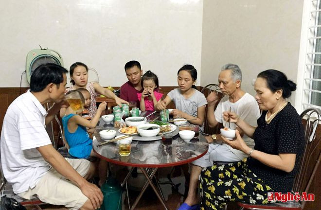 Gia đình ông Đinh Văn Khánh (Xuân Lâm, Nam Đàn) quây quần bên nhau.