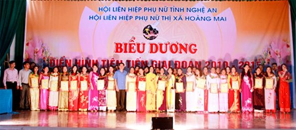 Khen thưởng các hội viên điển hình tiên tiến.