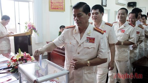 Bỏ phiếu bầu BCH Đảng bộ nhiệm kỳ mới.