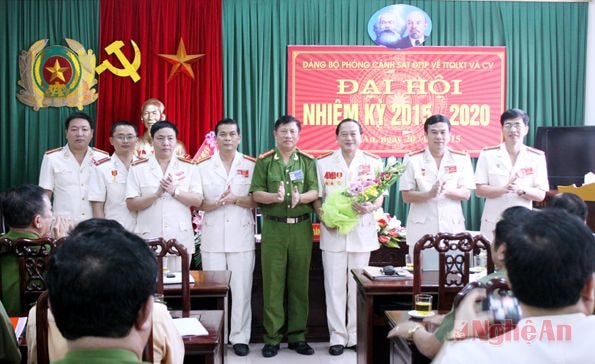Ban chấp hành nhiệm kỳ mới nhận nhiệm vụ.