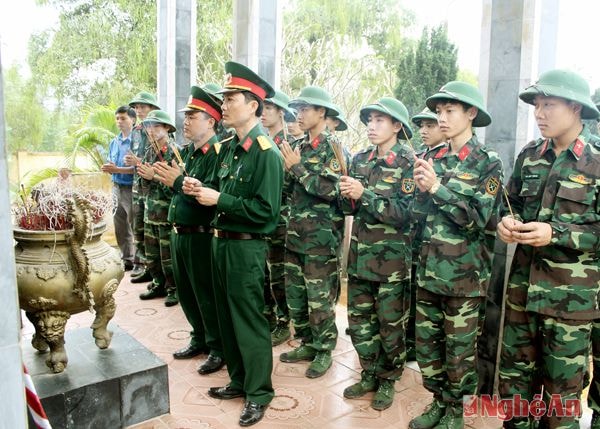 CB, ĐVTN Bộ CHQS tỉnh dâng hương tuong niệm tại Nghĩa trang liệt sĩ xã Nghi văn