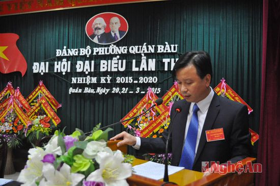 Đồng chí Võ Khắc Hùng - Bí thư Đảng ủy phường khóa II, nhiệm kỳ 2010-2015 trình bày báo cáo chính trị