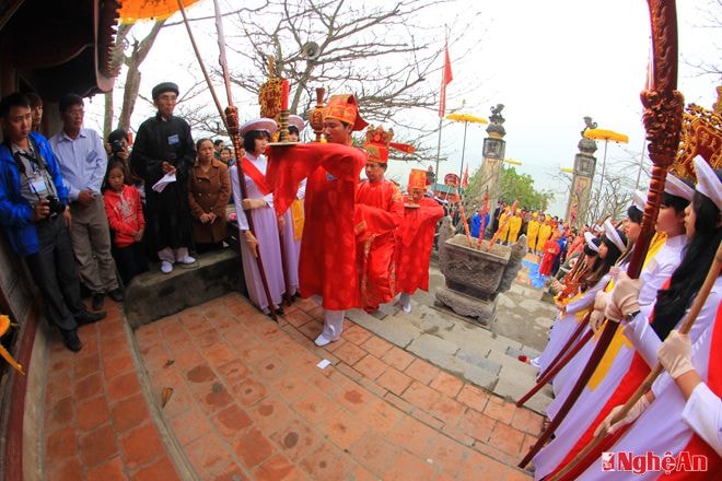 Lễ tế tại Lễ hội Đền Cờn 2015. Ảnh: hồ long