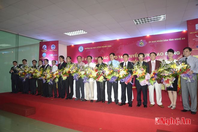 Đồng chi Hồ Đức Phớc tặng hoa cho các đơn vị ký kết