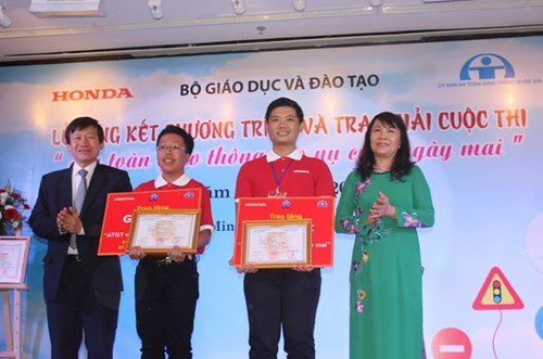 Ban tổ chức trao giải cho các thí sinh