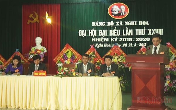 Thường trực Đảng ủy Nghi Hoa trình bày dự thảo báo cáo chính trị tại ĐH.