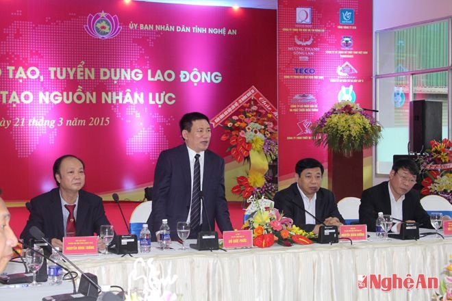 Đồng chí Hồ Đức Phớc chủ trì buổi tọa đàm