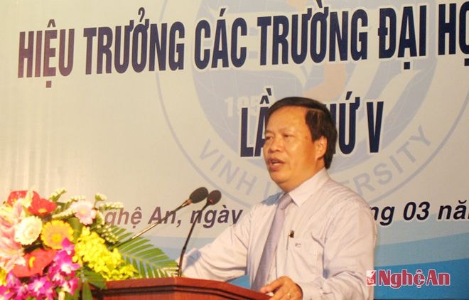 GS.TS Đinh Xuân Khoa - Hiệu trưởng Trường Đại học Vinh phát biểu tại hội nghị 