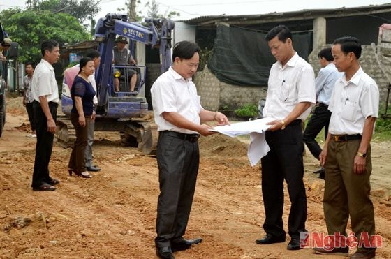 Kiểm tra thi công đường kè Khu du lịch Hòn Câu - xã Diễn Hải (Diễn Châu).