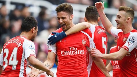 Giroud lập đại công cho Arsenal