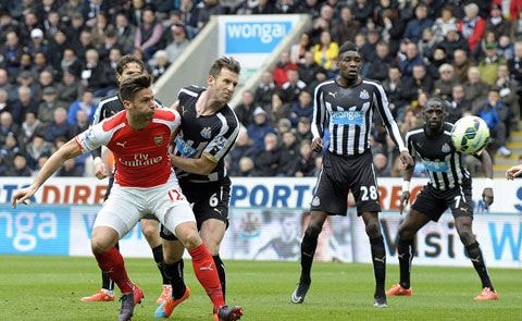 Giroud khiến hàng thủ Newcastle khốn đốn trong hiệp 1