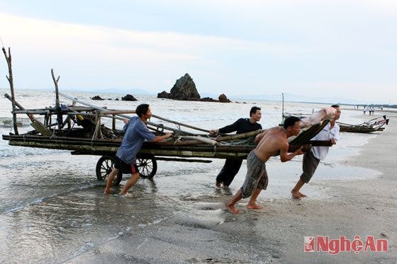 Ngư dân vùng biển Diễn Hải vui mừng sau chuyến đi biển bội thu