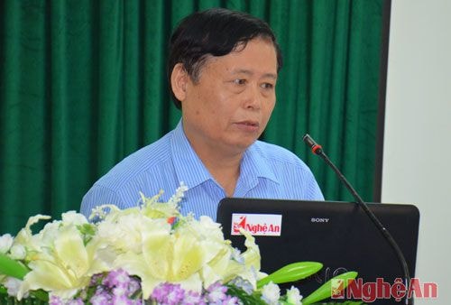Đồng chí Lâm Văn Đoàn, Phó Tổng biên tập Báo Nghệ An phát biểu tại hội nghị