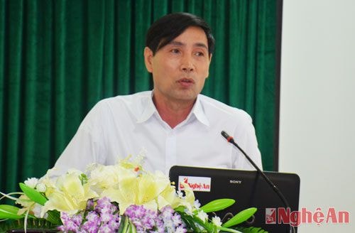 Đồng chí Nguyễn Ngọc Tùng, Phó Chủ tịch UBND huyện Quỳ Hợp trao đổi với các học viên tại Hội nghị tập huấn.