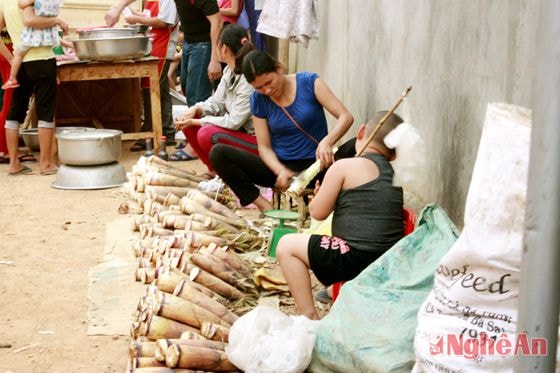 Măng đắng được bày bán khắp nơi