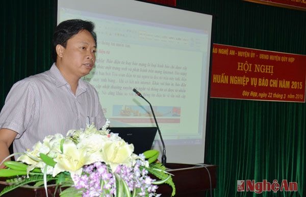 Đồng chí Ngô Đức Chuyên, Trưởng phòng điện tử, Báo Nghệ An tập huấn kiến thức về báo điện tử cho các học viên.