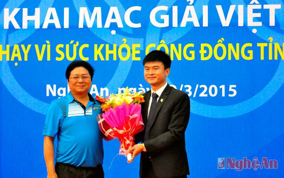 Đồng chí Hồ Mậu Thanh, Giám đốc Sở VHTT&DL trao hoa cho đơn vị tài trợ