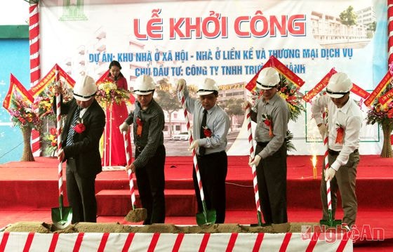 Các đại biểu thực hiện nghi thức động thổ