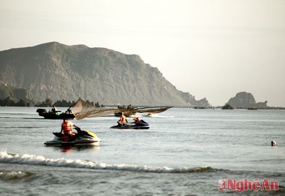 Môtô nước - môn thể thao mạo hiểm được du khách ưa chuông ở biển Cửa Lò.