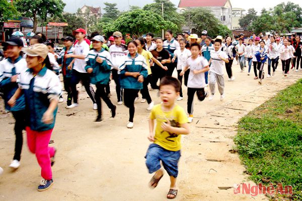 Có cả các cháu nhi đồng, người dân xã Châu Hạnh và hội người cao tuổi thị trấn tham gia tham gia 