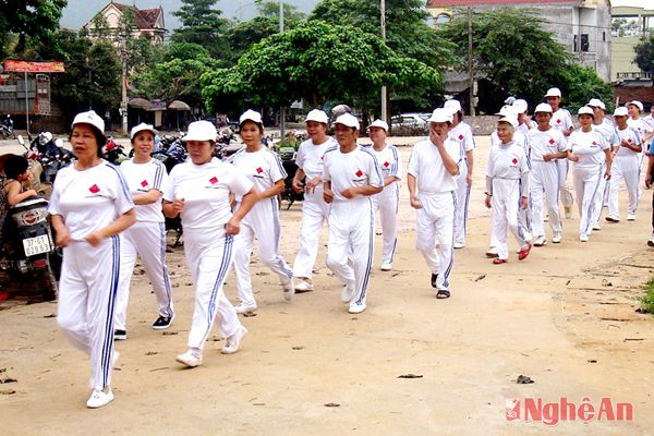 Có cả các cháu nhi đồng, người dân xã Châu Hạnh và hội người cao tuổi thị trấn tham gia tham gia 