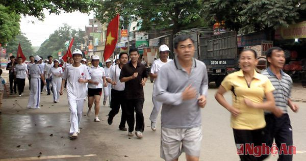 Người dân thị trấn Tân Kỳ tham gia chạy hưởng ứng Ngày chạy Olympic