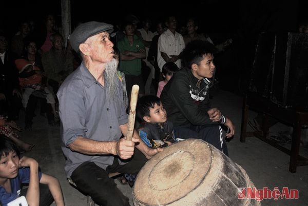 Các nông dân “tự biên tự diễn” đánh trống, kéo nhị phục vụ hát tuồng