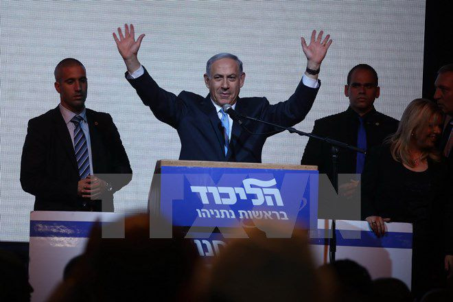 Thủ tướng Israel Benjamin Netanyahu vẫy chào những người ủng hộ. (Nguồn: AFP/TTXVN)