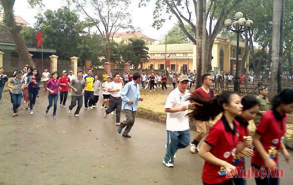 Hơn 500  người tham Ngày chạy Olympic vì sức khỏe toàn dân của thị trấn Quỳ Hợp