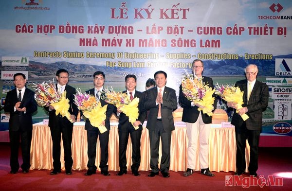 Đồng chí Vương Đình Huệ và đồng chí Hồ Đức Phớc tặng hoa chúc mừng các nhà hợp tác đầu tư