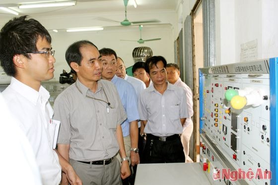 Đoàn xúc tiến đầu tư JETRO (Nhật Bản) tham quan trường dạy nghề Bắc Nghệ An. Ảnh: NGuyên Sơn